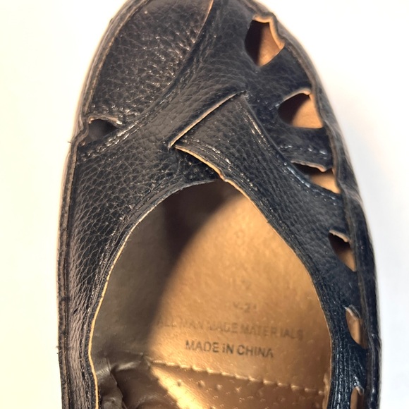 Pierre Dumas Black Flats with Cutout Design - Picture 7 of 8